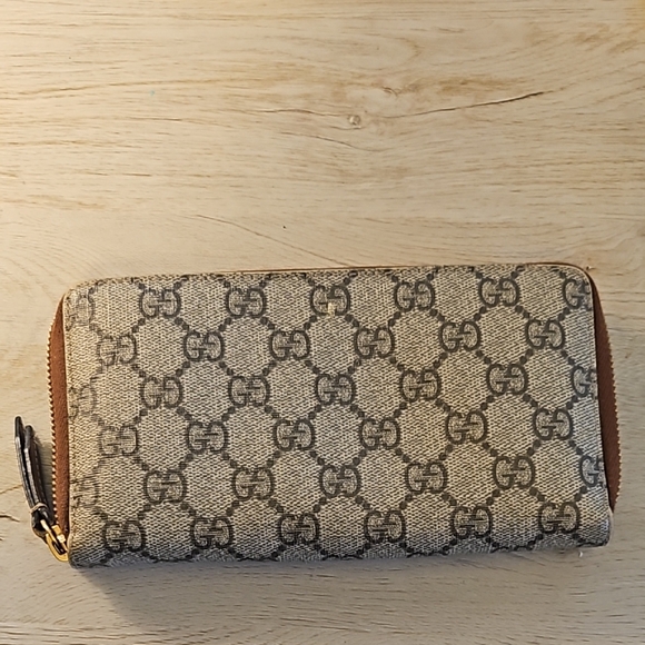 Gucci Beige Monogram Wallet - Picture 2 of 11
